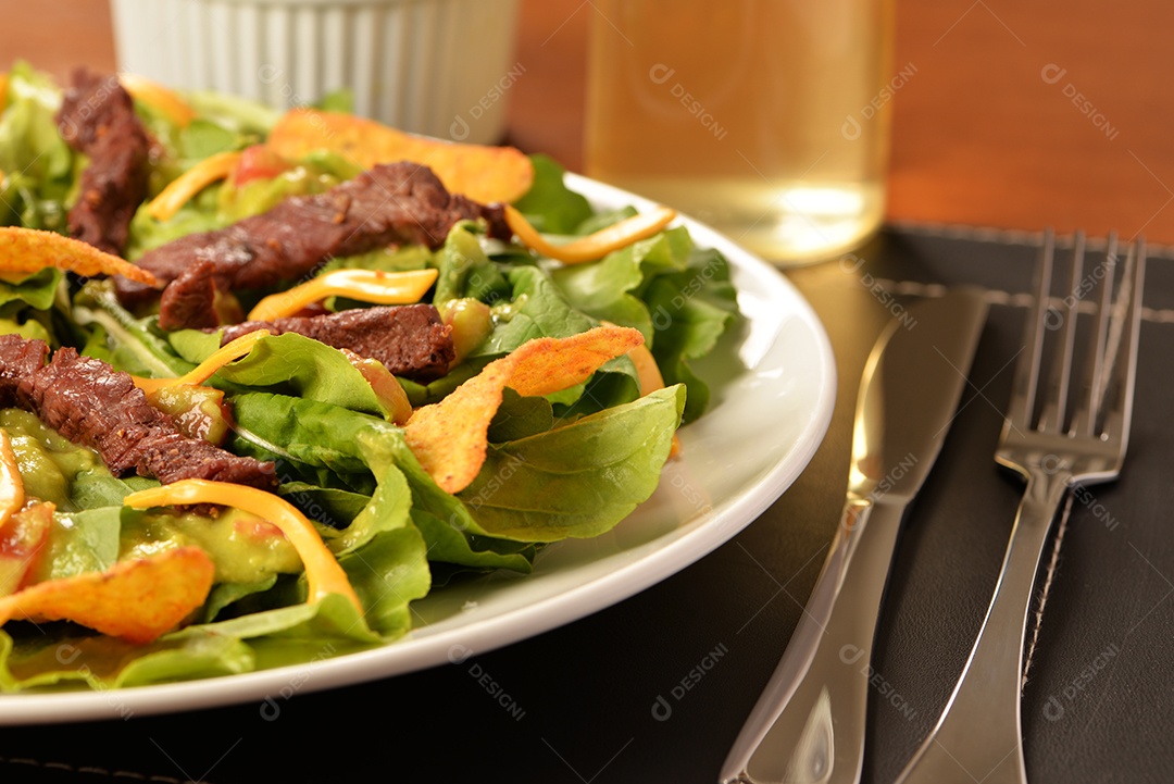 Filé mignon e chips de tortilla