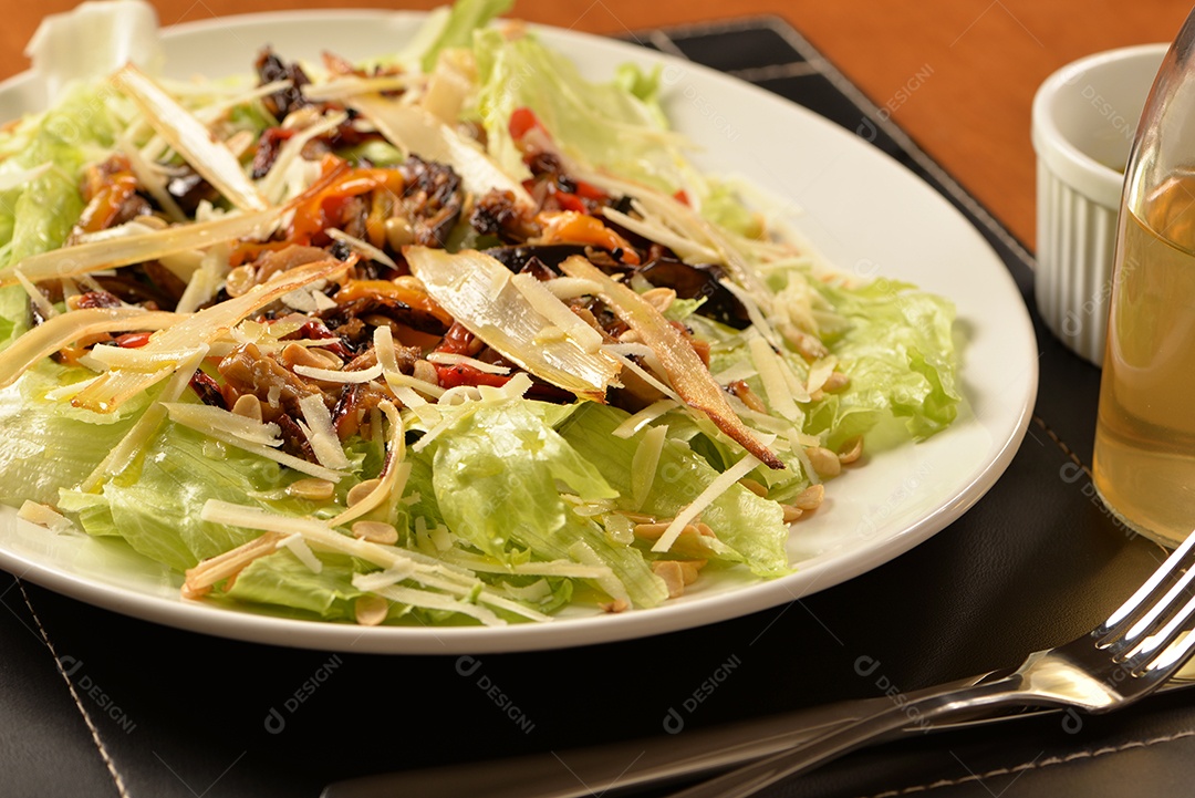 Salada de alface, berinjela, pimentão vermelho, broto de bambu, amendoim