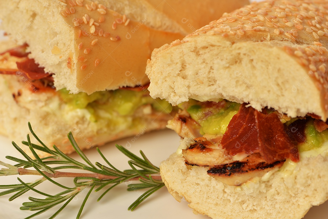 Baguete com frango grelhado, presunto de parma e guacamole