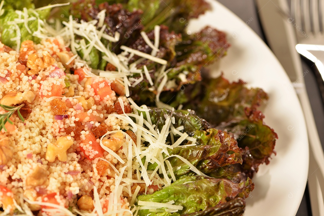 Salada de alface roxa com quinoa e tomate