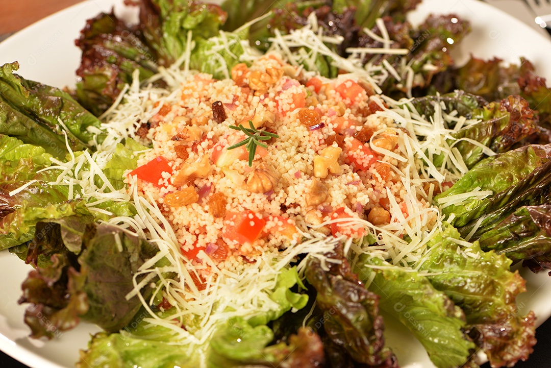 Salada de alface roxa com quinoa e tomate