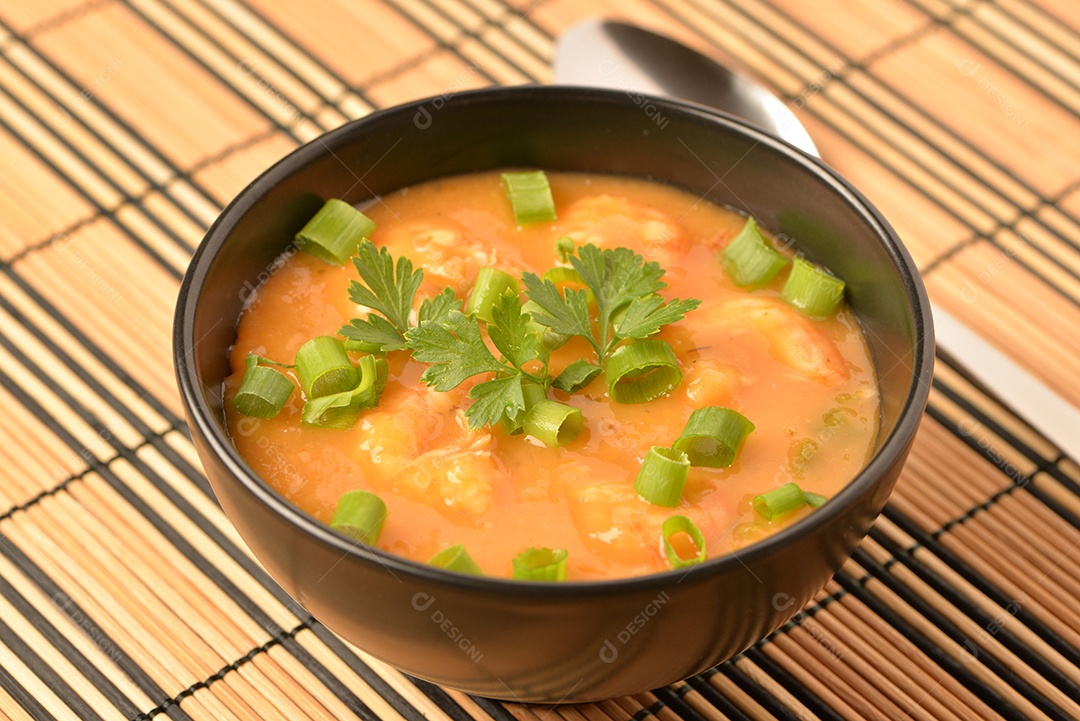 Moqueca de camarão com cebolinha, salsinha e pimenta
