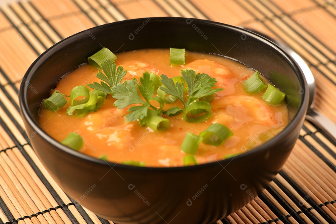 Moqueca de camarão com cebolinha, salsinha e pimenta