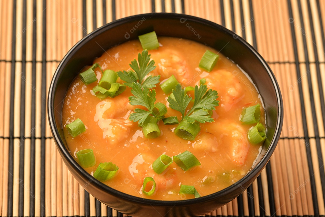 Moqueca de camarão com cebolinha, salsinha e pimenta