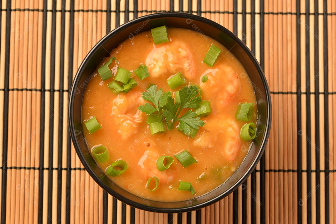 Moqueca de camarão com cebolinha, salsinha e pimenta