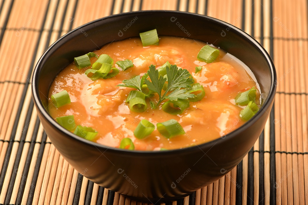 Moqueca de camarão com cebolinha, salsinha e pimenta