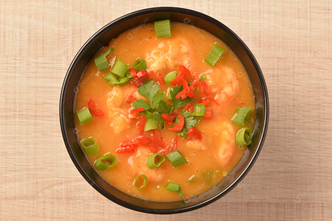 Moqueca de camarão com cebolinha, salsinha e pimenta