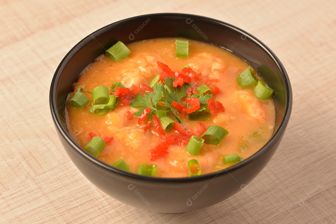 Moqueca de camarão com cebolinha, salsinha e pimenta