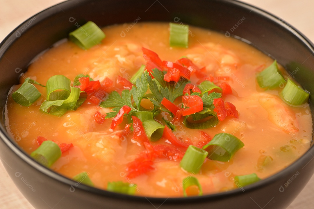 Moqueca de camarão com cebolinha, salsinha e pimenta