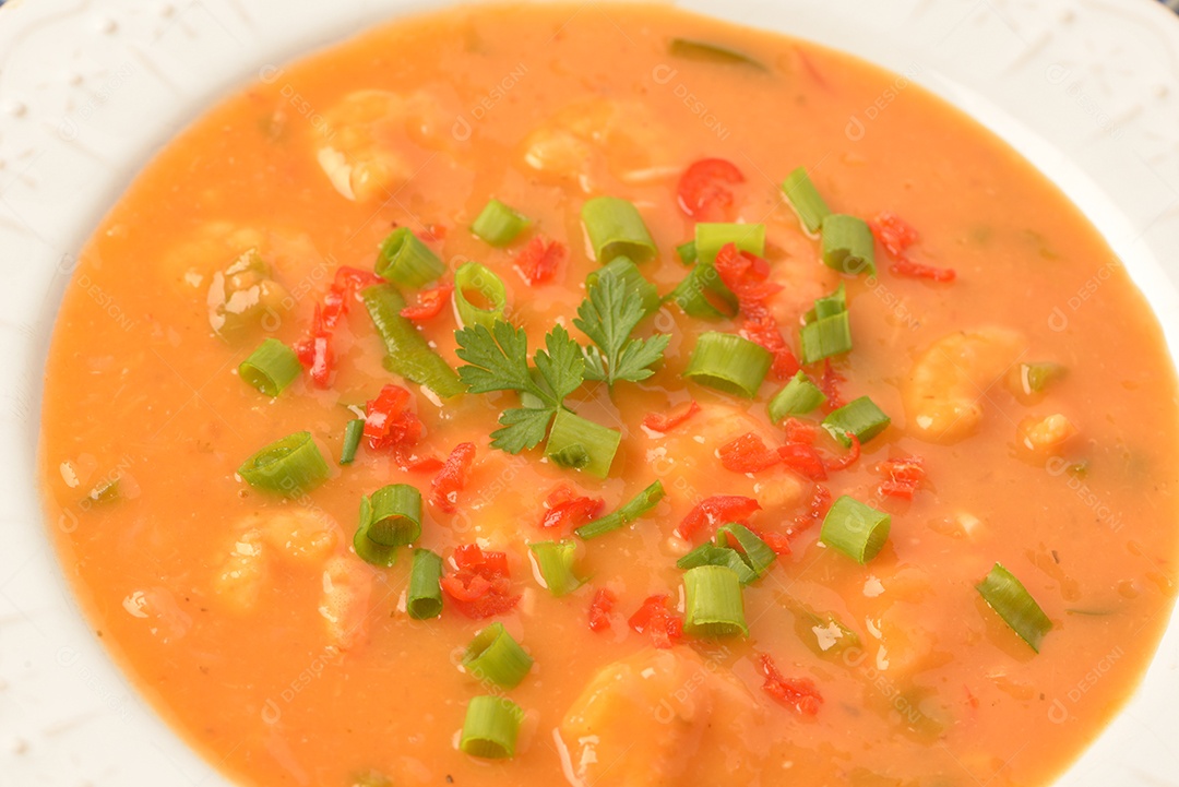 Moqueca de camarão com cebolinha, salsinha e pimenta