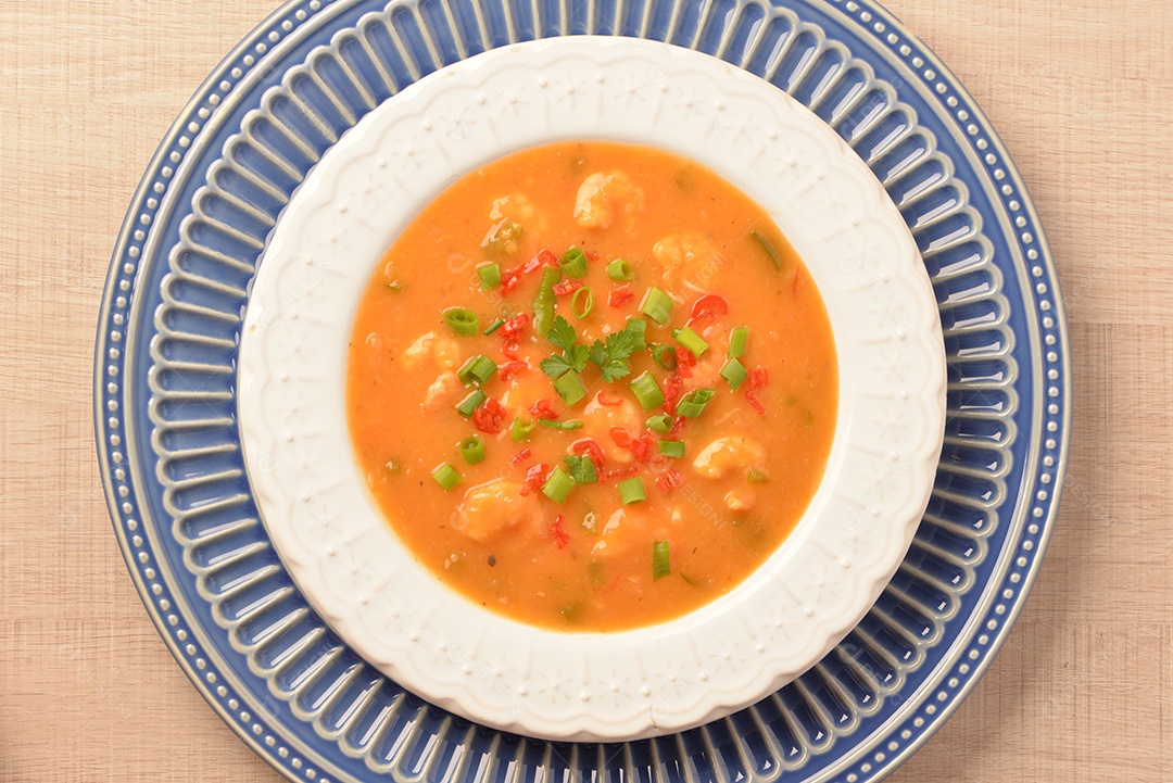 Moqueca de camarão com cebolinha, salsinha e pimenta