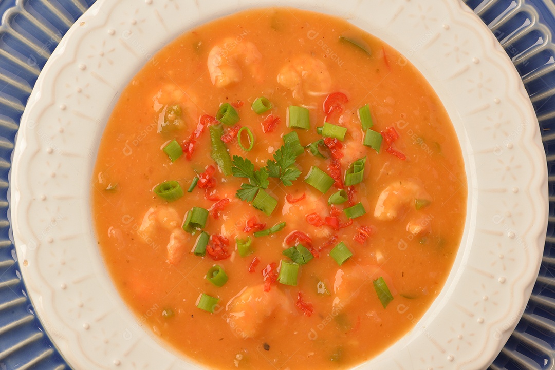 Moqueca de camarão com cebolinha, salsinha e pimenta