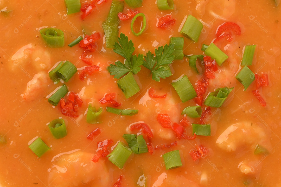Moqueca de camarão com cebolinha, salsinha e pimenta