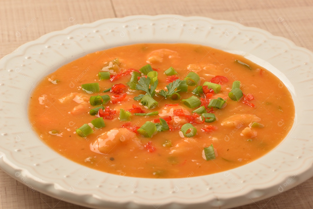 Moqueca de camarão com cebolinha, salsinha e pimenta
