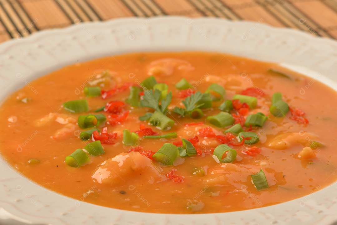 Moqueca de camarão com cebolinha, salsinha e pimenta
