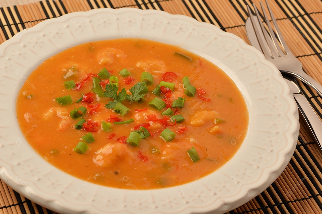 Moqueca de camarão com cebolinha, salsinha e pimenta