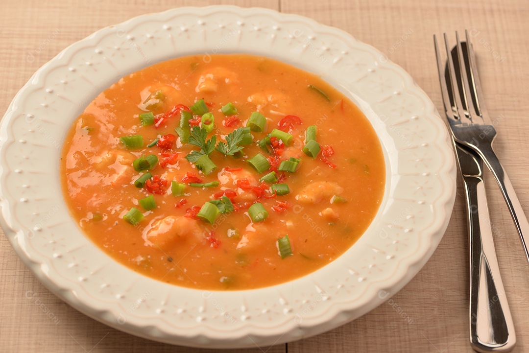 Moqueca de camarão com cebolinha, salsinha e pimenta