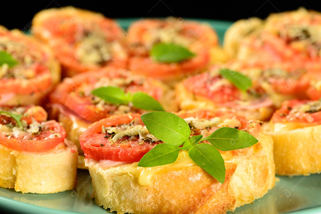 Bruschetta com tomate, parmesão, azeite, presunto e orégano