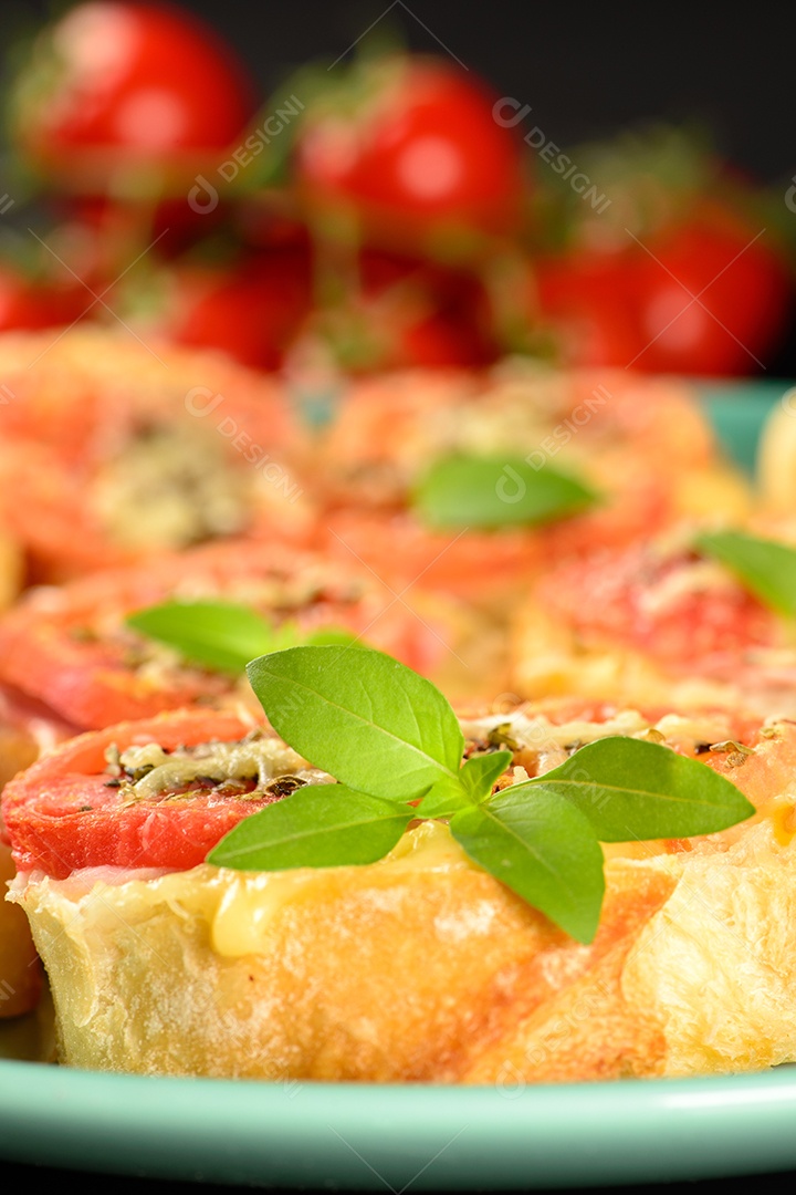Bruschetta com tomate, parmesão, azeite, presunto e orégano