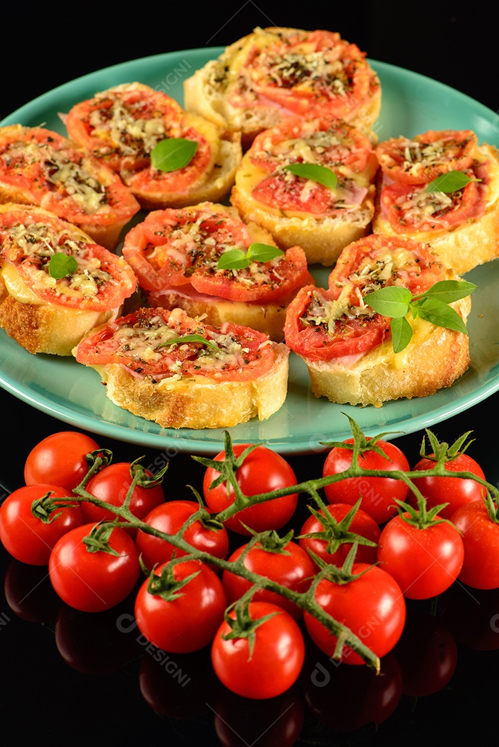 Bruschetta com tomate, parmesão, azeite, presunto e orégano