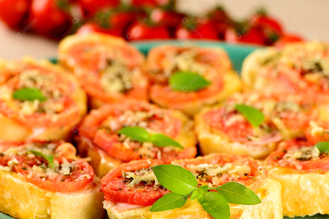 Bruschetta com tomate, parmesão, azeite, presunto e orégano