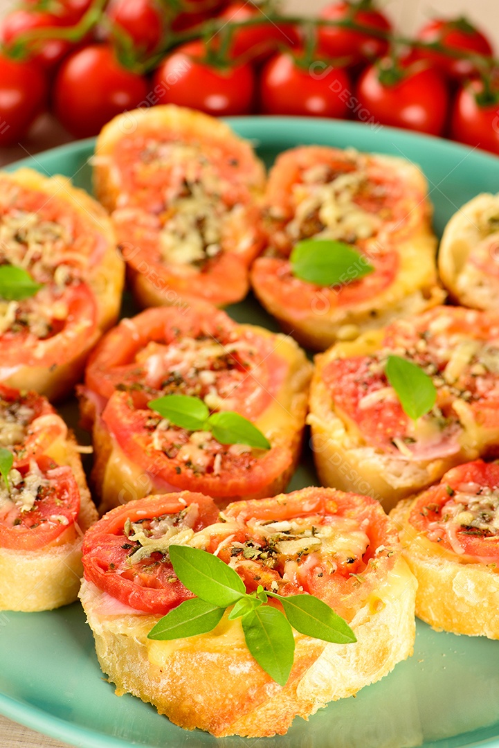 Bruschetta com tomate, parmesão, azeite, presunto e orégano