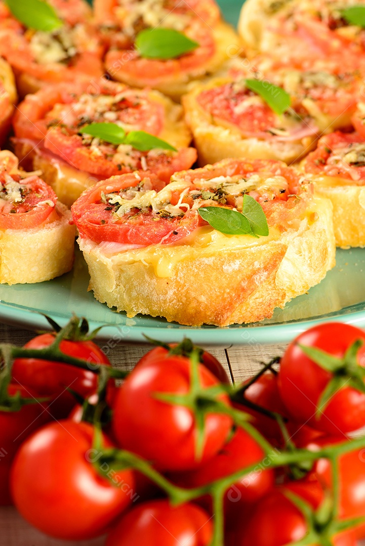 Bruschetta com tomate, parmesão, azeite, presunto e orégano
