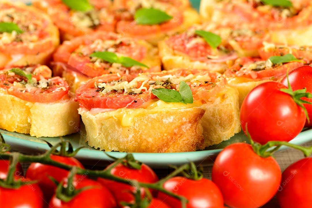 Bruschetta com tomate, parmesão, azeite, presunto e orégano