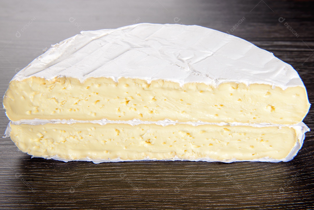 Um pedaço de queijo brie cortado ao meio