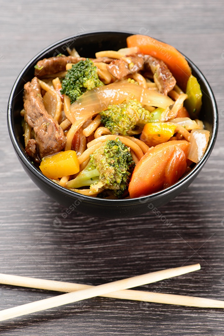 Tigela com yakisoba e hashi