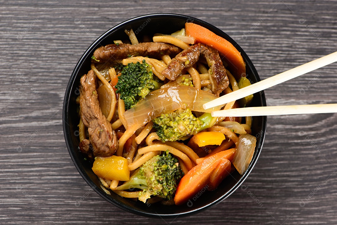 Tigela com yakisoba e hashi