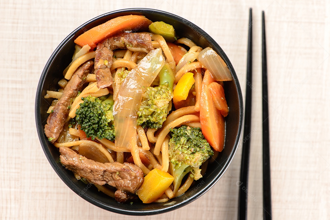 Tigela com yakisoba e hashi