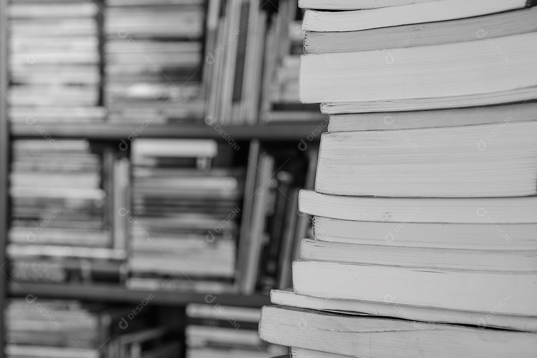 Muitos livros em prateleiras de livros