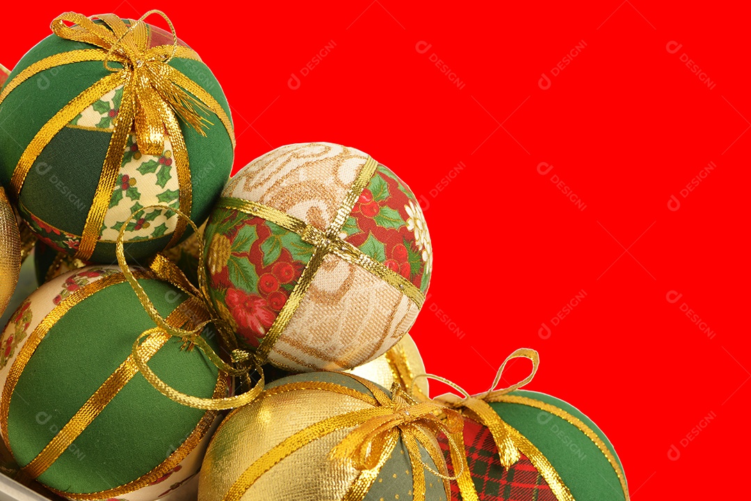 Bolas de natal com fundo vermelho