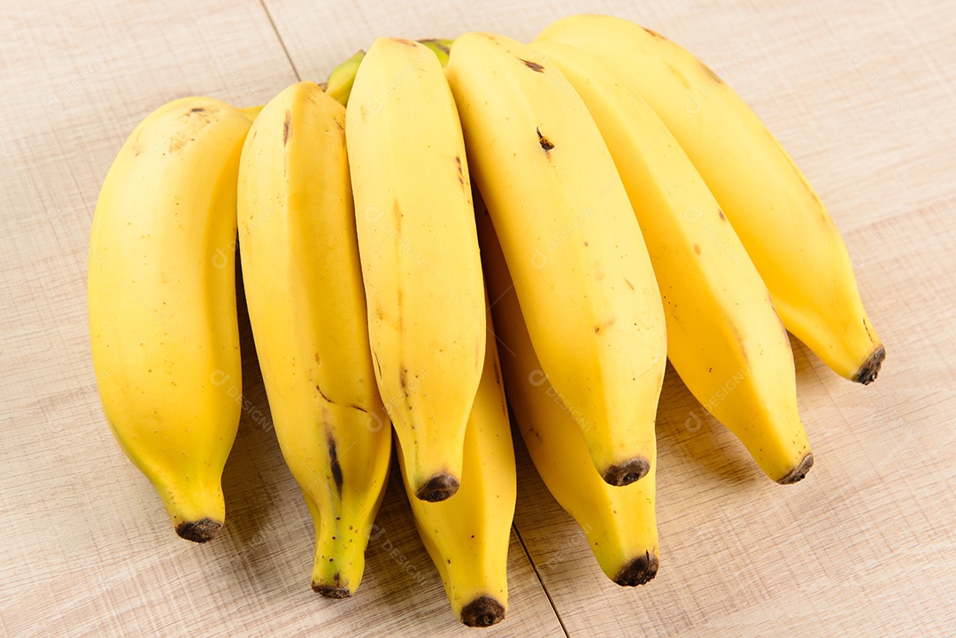 Algumas bananas na mesa