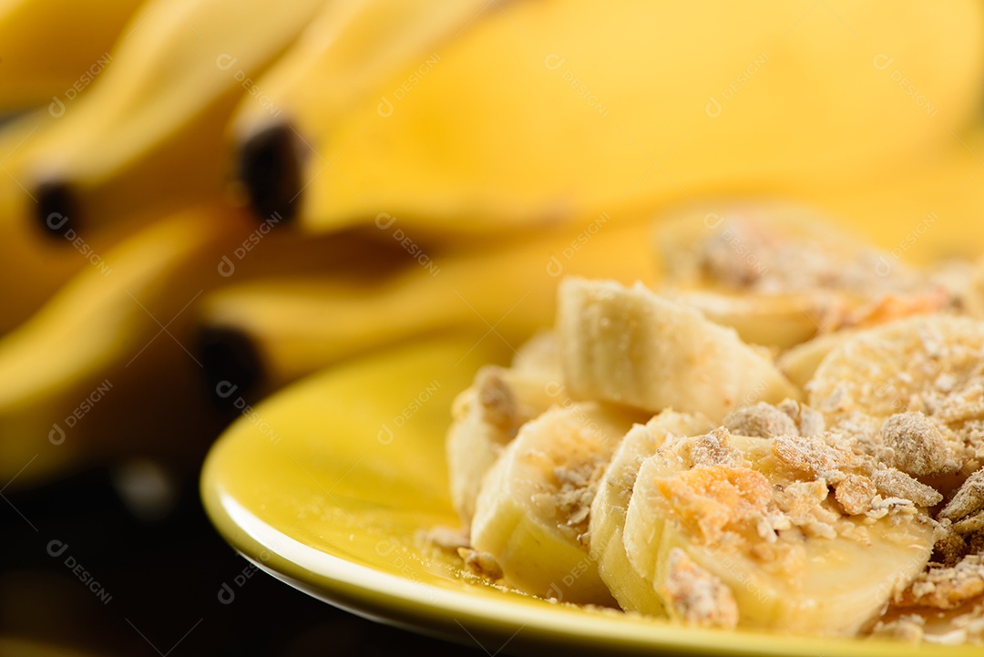 Banana com granola, aveia e mel