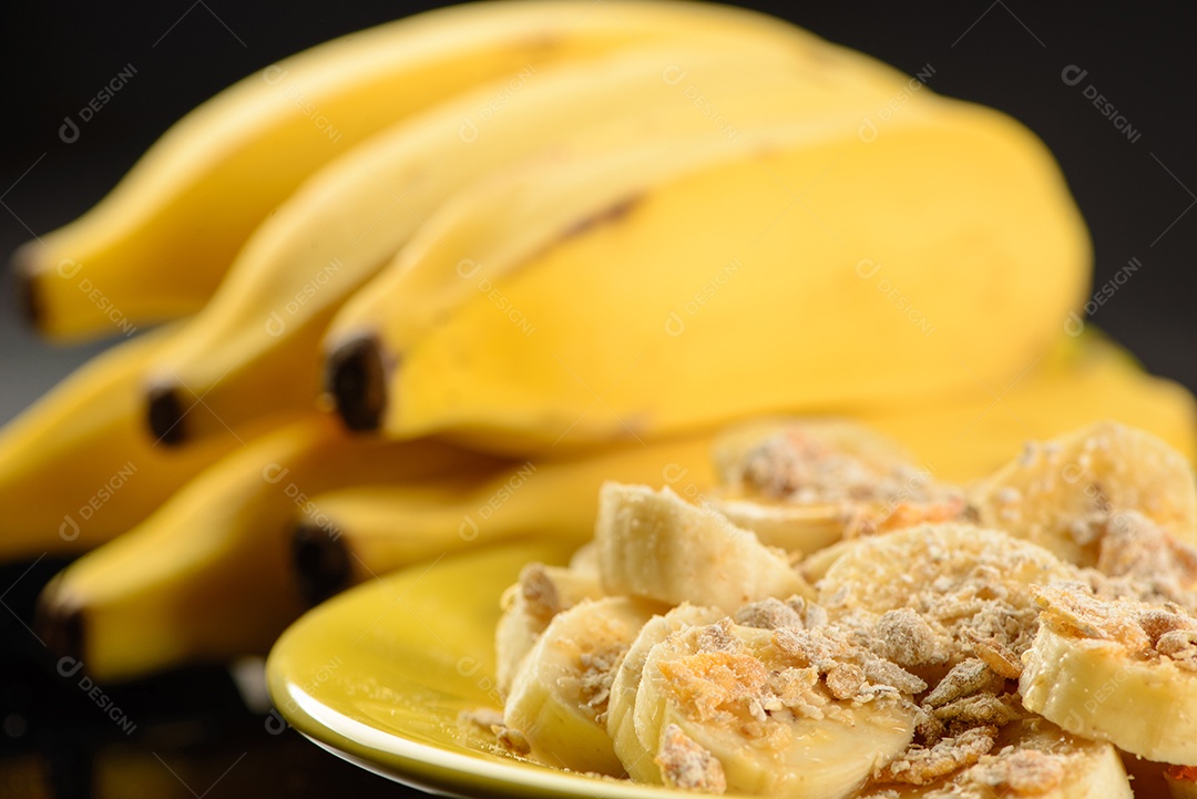 Banana com granola, aveia e mel
