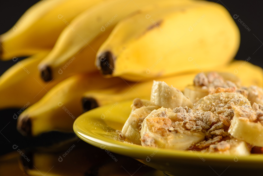 Banana com granola, aveia e mel