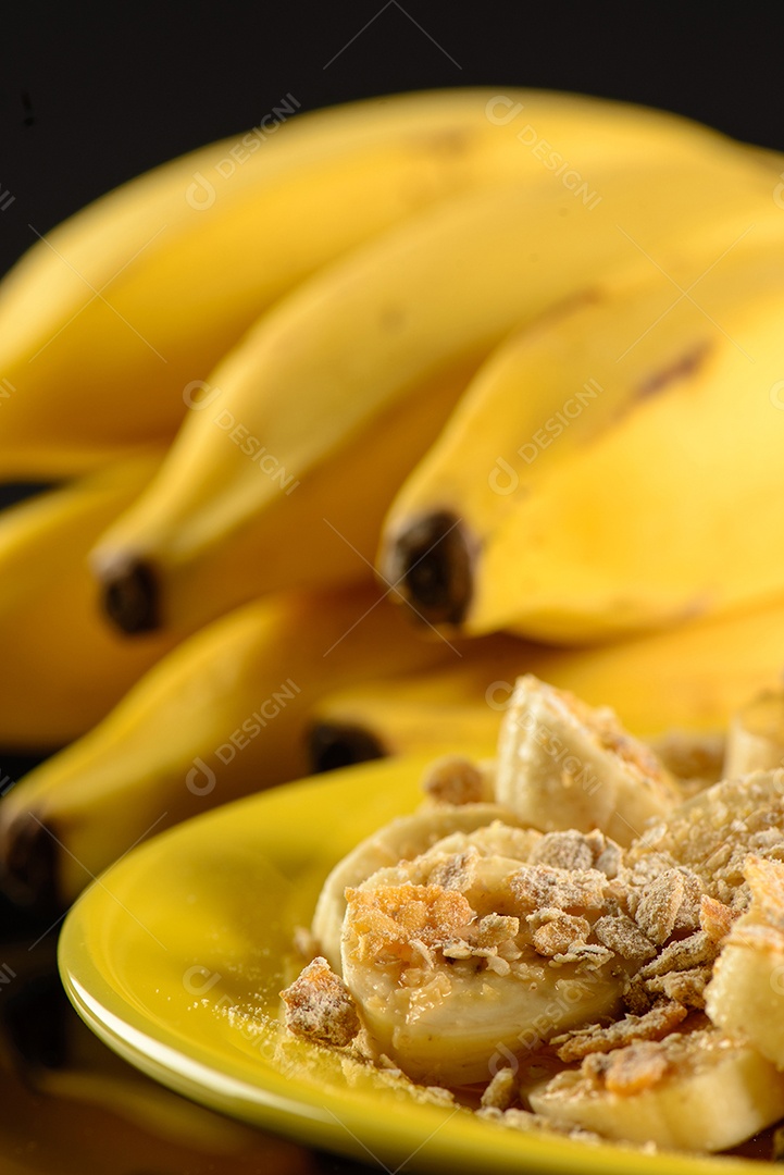 Banana com granola, aveia e mel