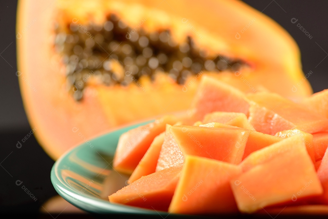 Pedaços de mamão no prato
