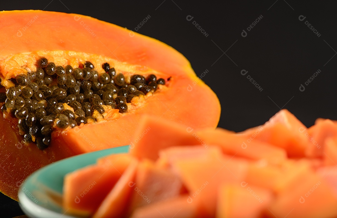 Pedaços de mamão no prato