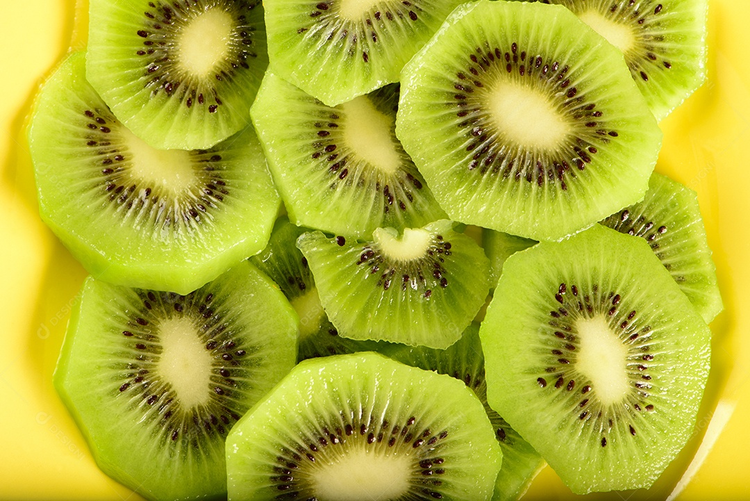 Fatias de kiwi na placa amarela