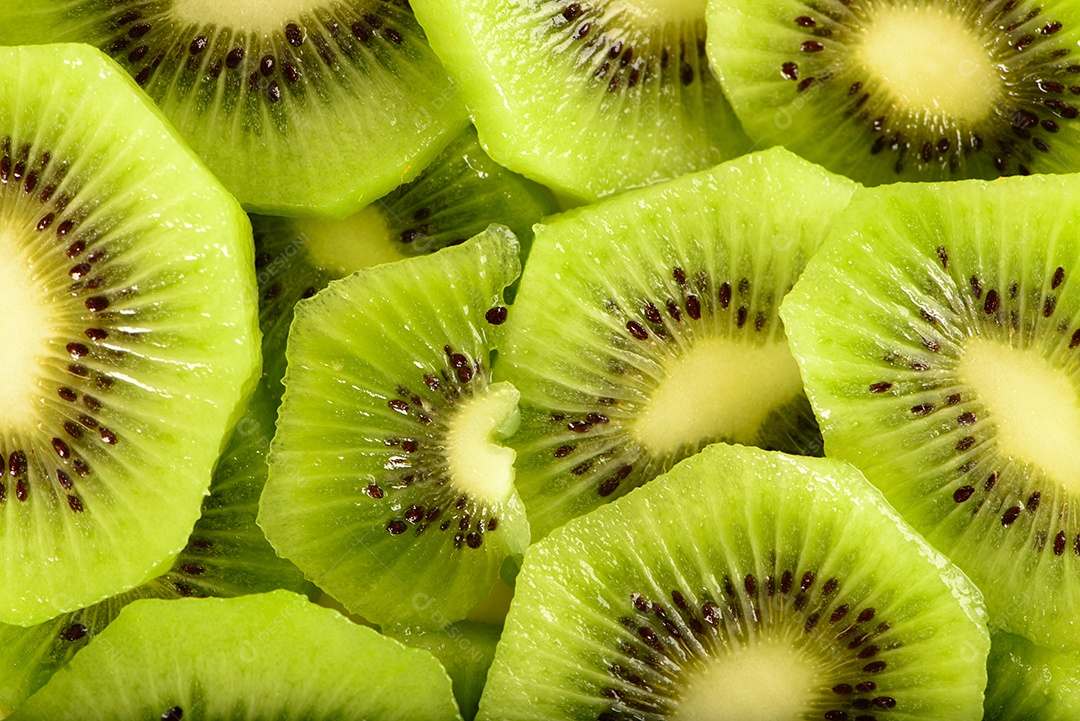 Um pouco de kiwi fatiado no prato