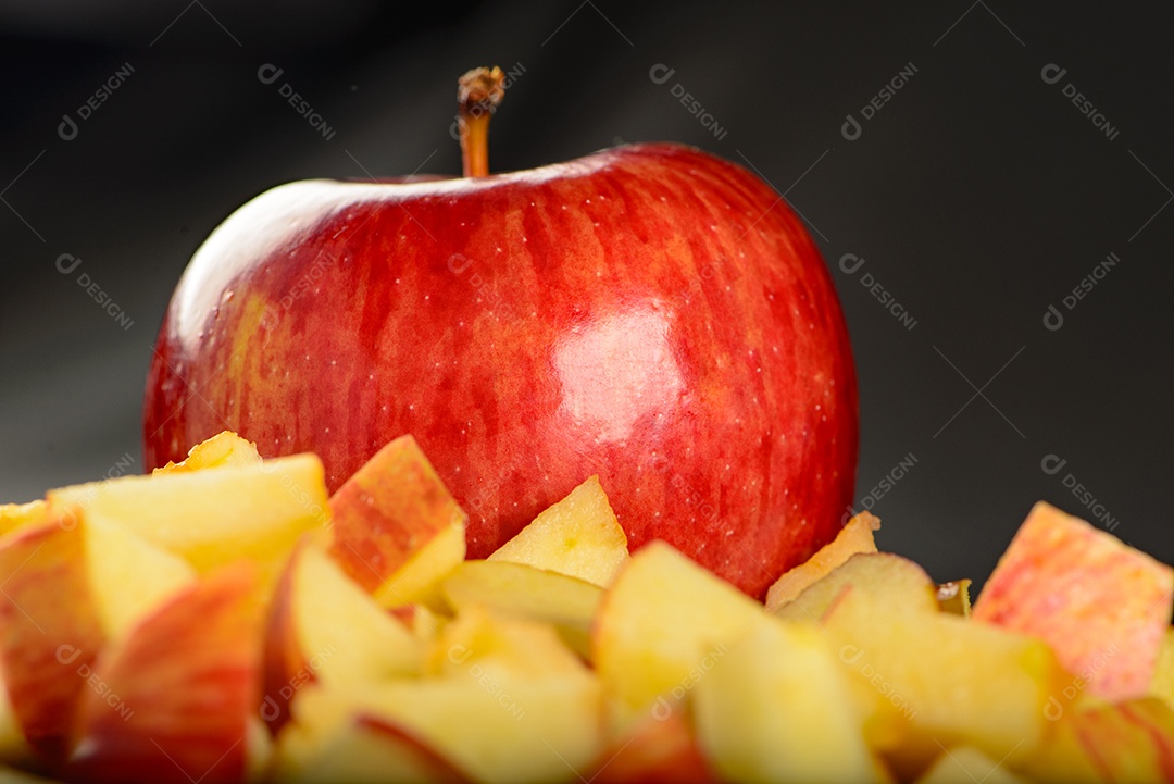 Maçã vermelha inteira com pedaços pequenos