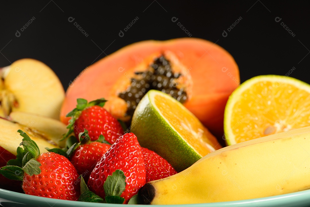 Algumas frutas no prato com fundo preto