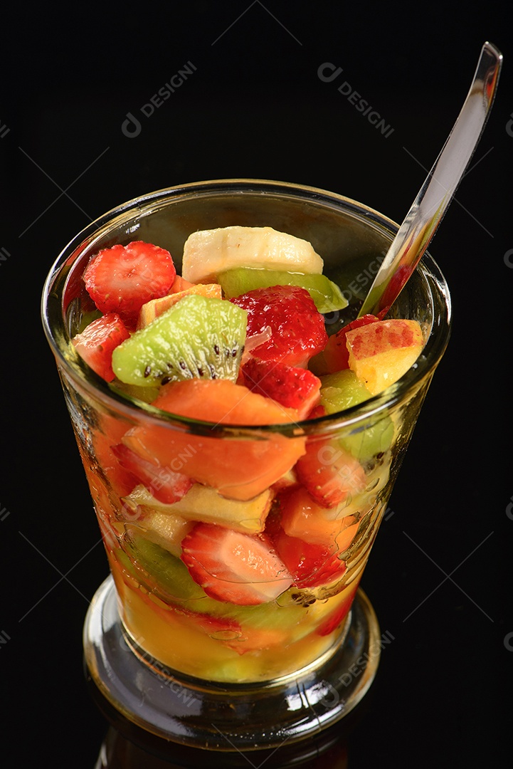 Salada de frutas em copo de vidro