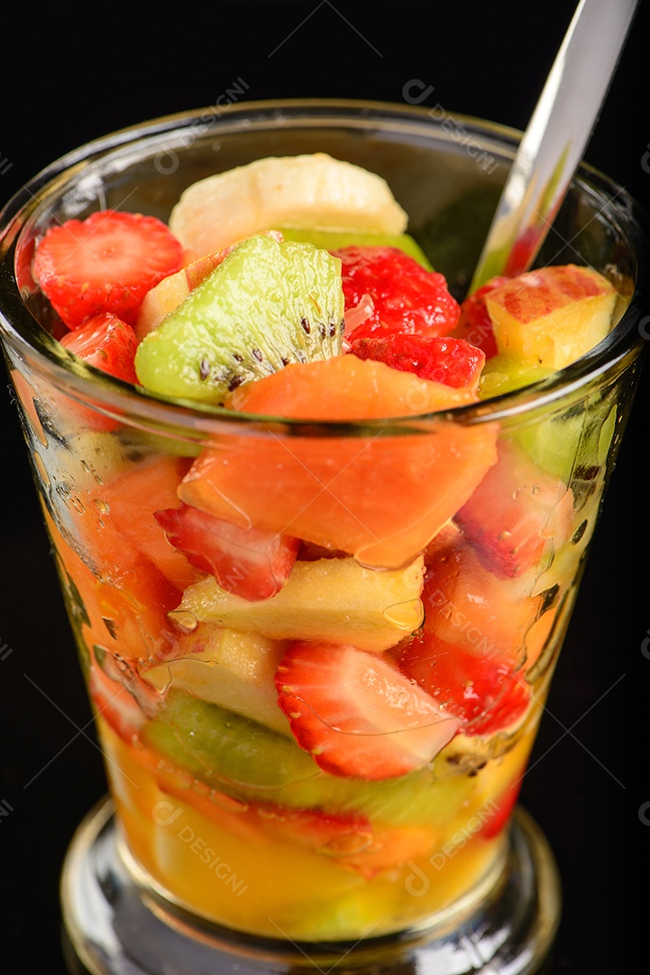 Salada de frutas em copo de vidro