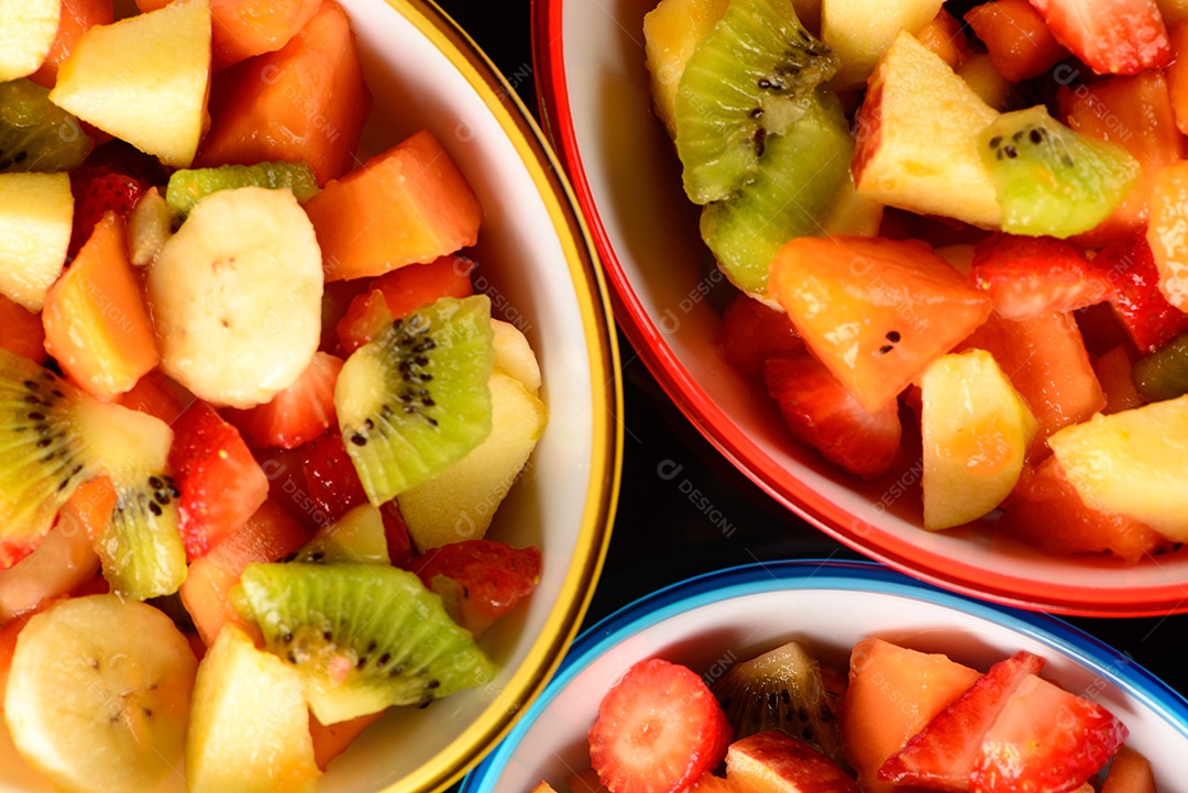 Salada de frutas em copo de vidro
