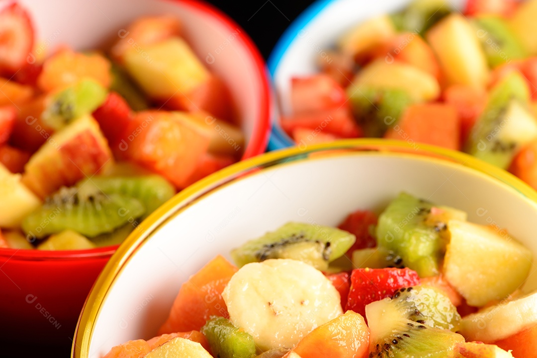 Salada de frutas em tigelas coloridas