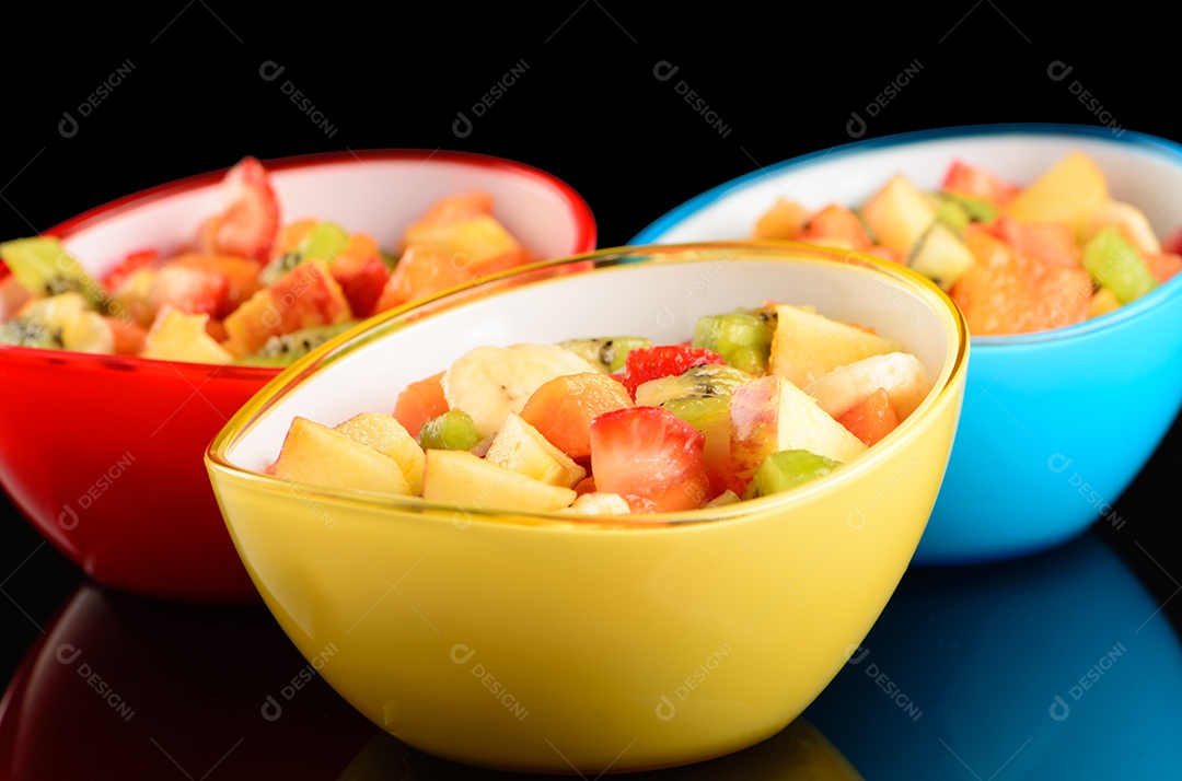 Salada de frutas em tigelas coloridas